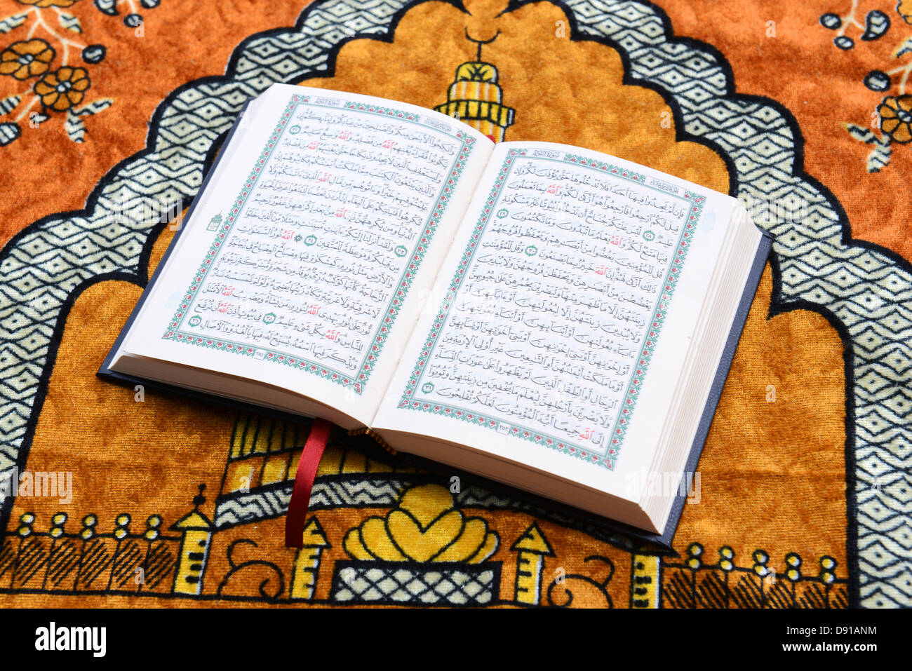 Koran, Quran, Koran, Heiligen Koran buchen, religiöse Korantext, islamischen Literatur Koran auf einem Gebetsteppich Stockfoto
