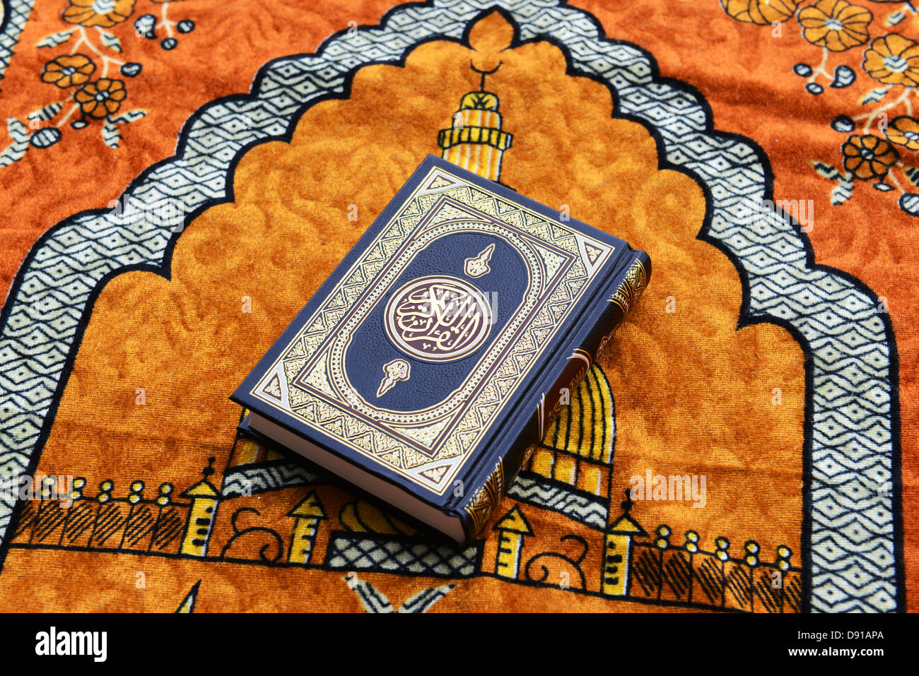 Koran, Quran, Koran, Heiligen Koran buchen, religiöse Korantext, islamischen Literatur Koran auf einem Gebetsteppich Stockfoto