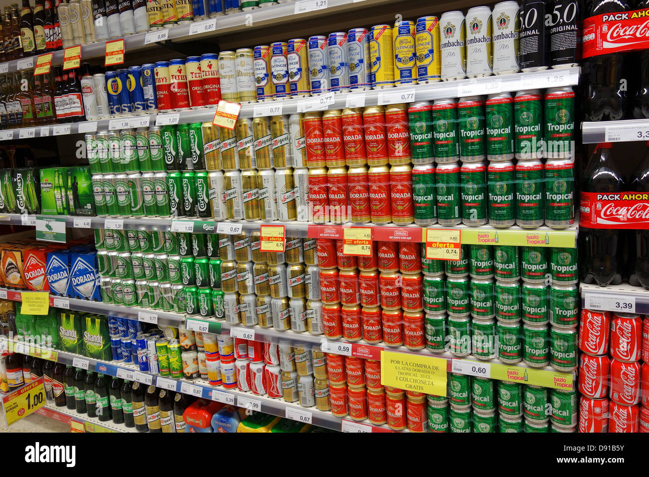 Alkohol zum Verkauf in einem Supermarkt auf Lanzarote, Kanarische Inseln Stockfoto