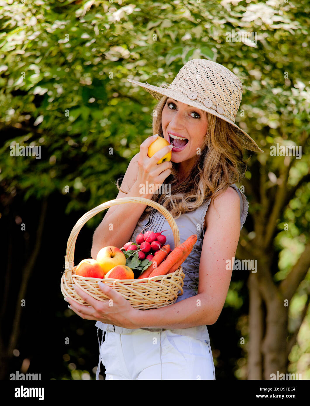 Frau mit Obst und Gemüse in den Korb mit einer anderen Frau Stockfoto