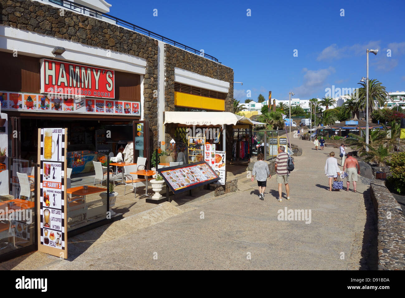 Am Strand Geschäften und Cafés von der Strand von Playa de Las Cucharas, Costa Teguise, Lanzarote, Kanarische Inseln Stockfoto