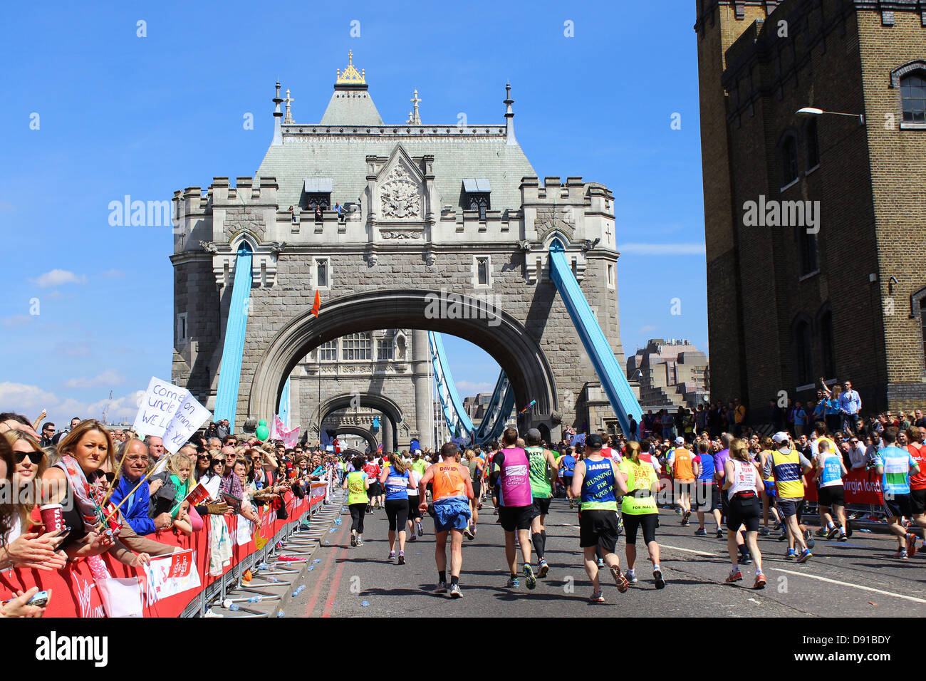 London-Marathon zeigt, Tower Bridge, London, England, UK Stockfoto