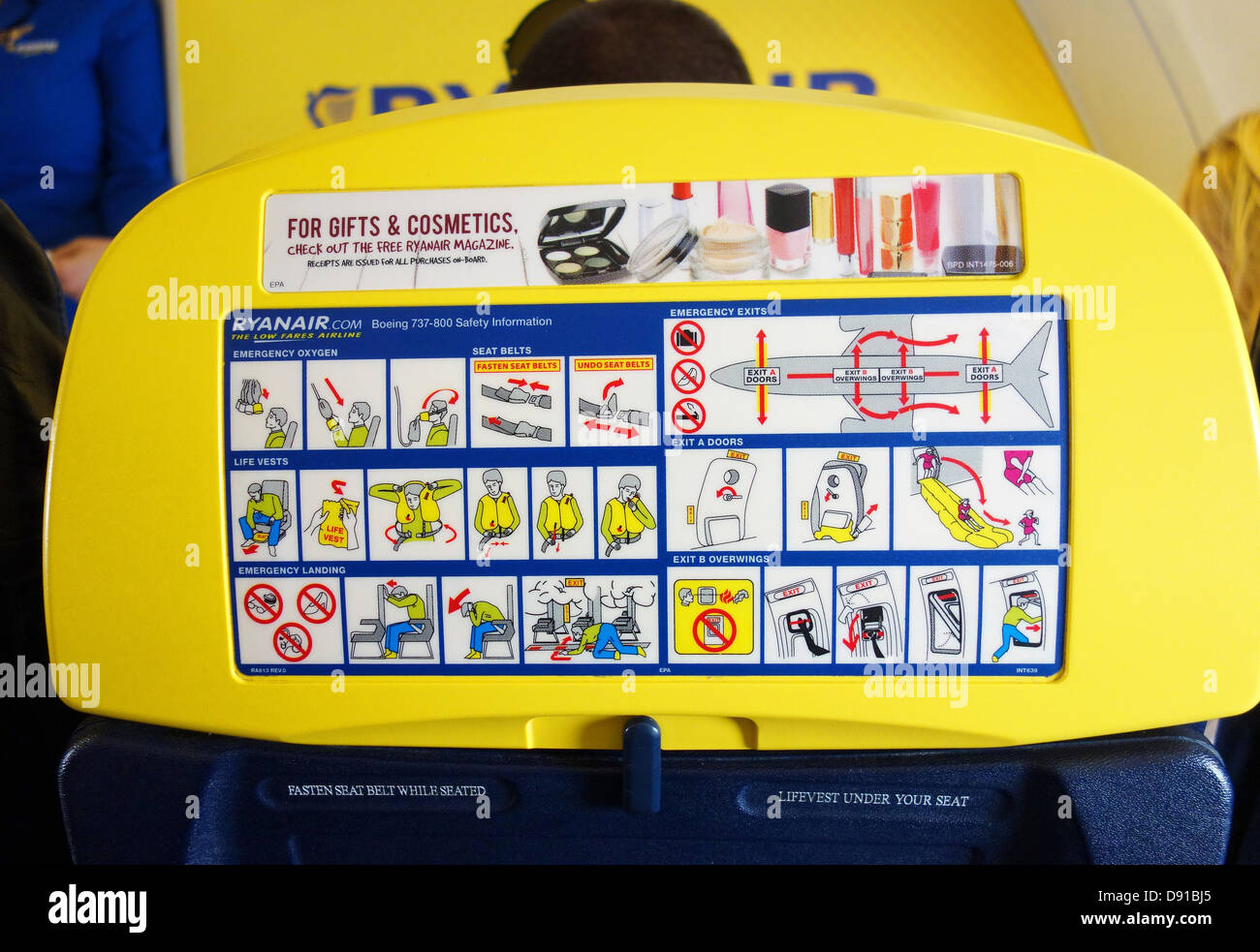Ryanair Informationen für Notfälle, Sicherheitshinweise auf der Rückseite des Sitzes. Stockfoto