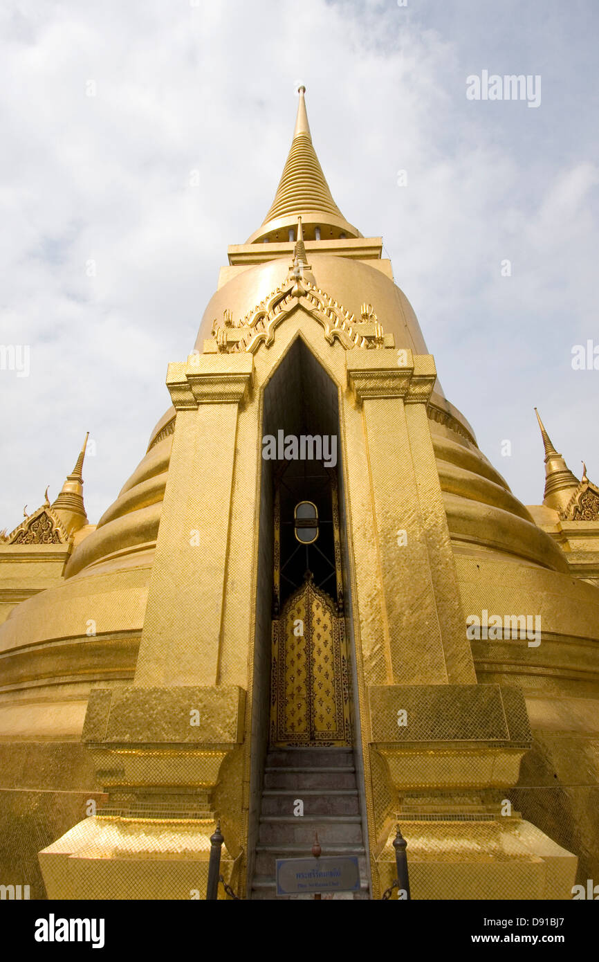 Der Turm des Goldes in den großen Palast Phra Borom Maha Ratscha Wang in Bangkok, Thailand, Südostasien. Stockfoto