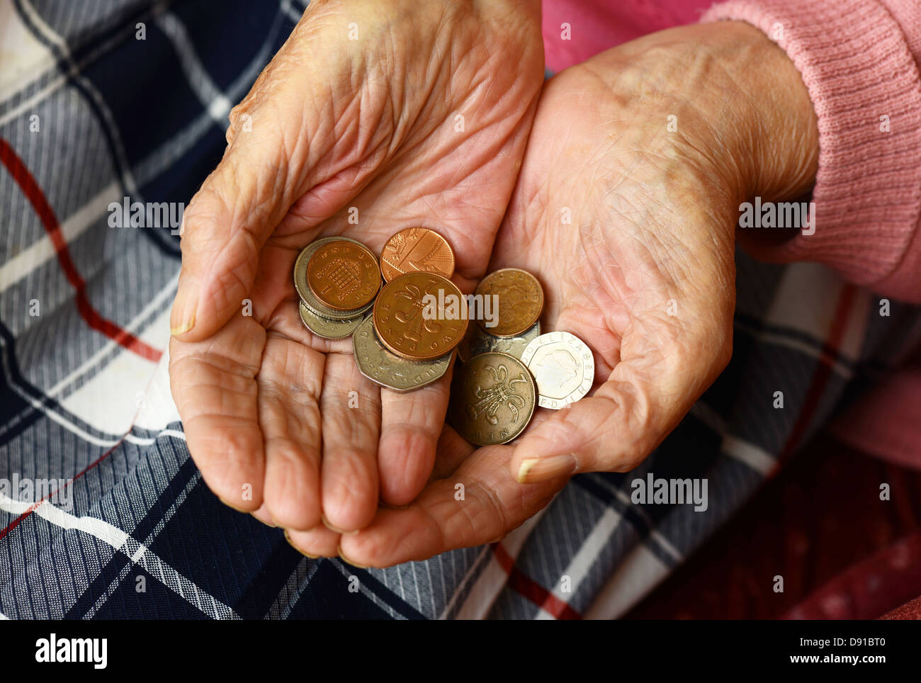 Geld, Münzen in eine ältere Frau Hände, Nahaufnahme von Bargeld in Händen der älteren Frau Stockfoto