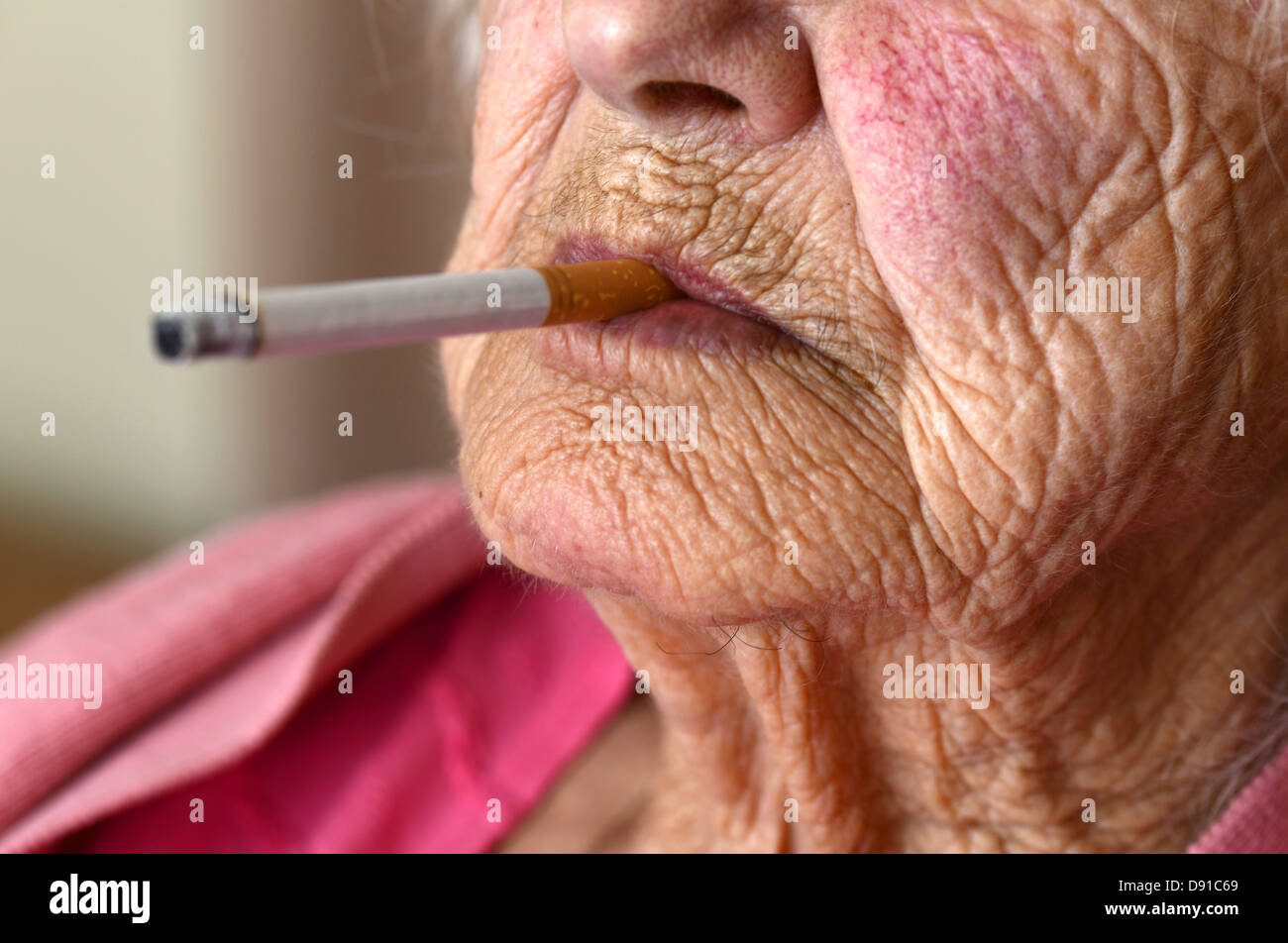 Alte Frau Rauchen, ältere Frau Raucher mit einer Zigarette, ältere Dame, die Rauchen Stockfoto
