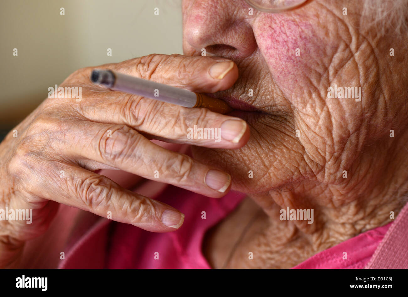 Alte Frau Rauchen, ältere Frau Raucher mit einer Zigarette, ältere Dame, die Rauchen Stockfoto