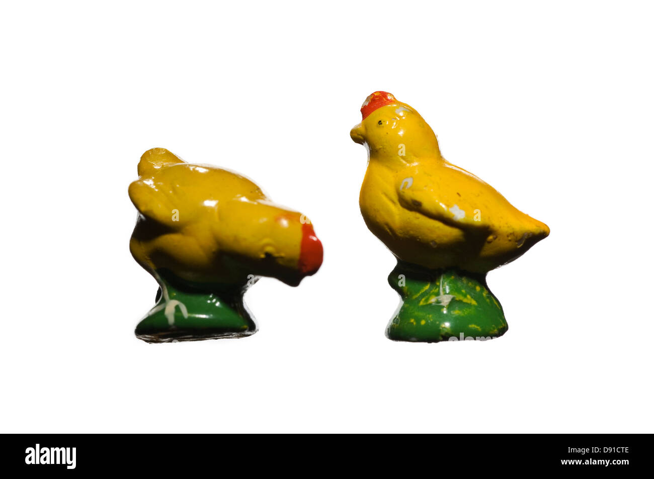 Figur von zwei Hennen vor weißem Hintergrund Stockfoto