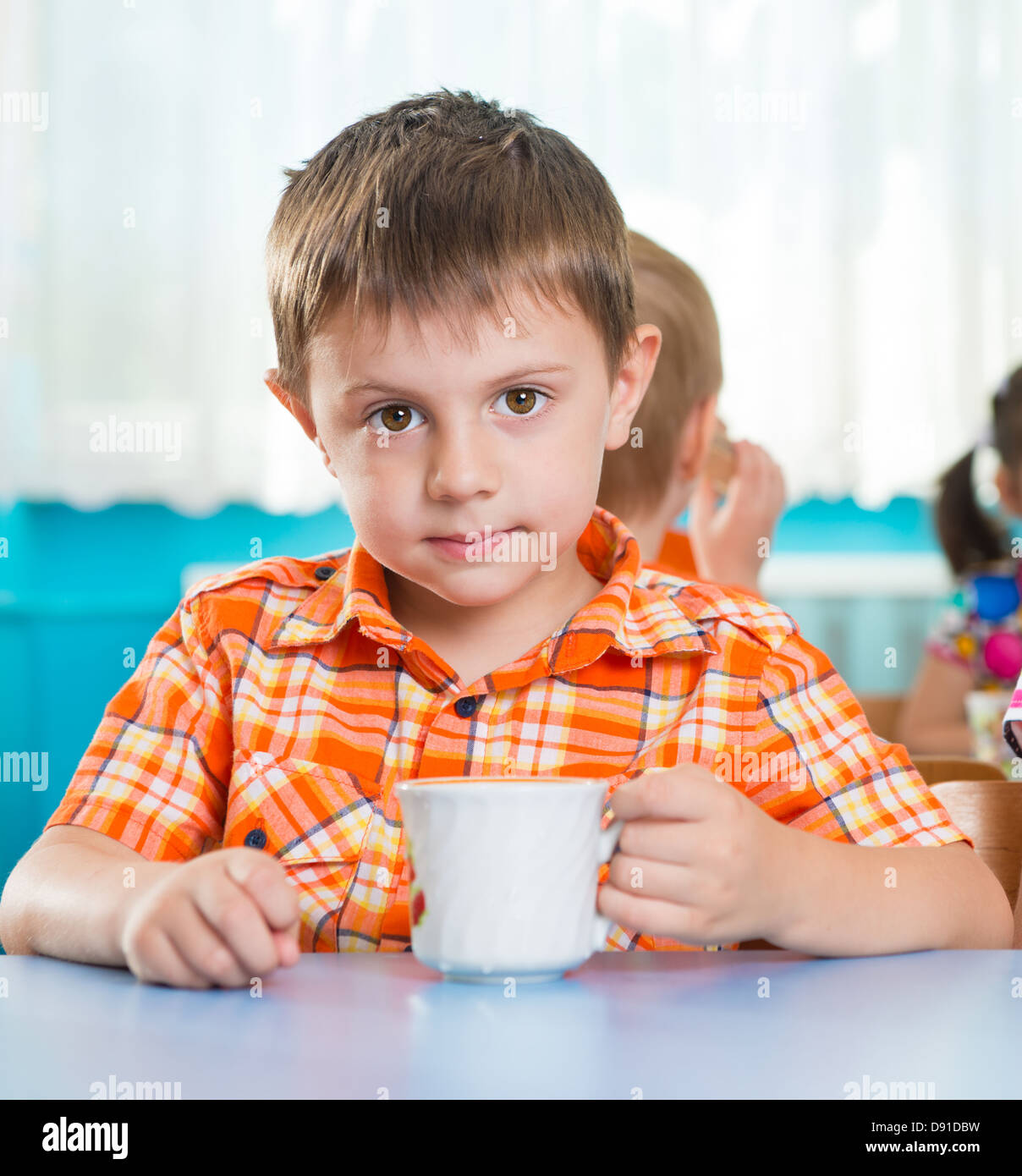 Niedliche kleine Kind Konsummilch im kindergarten Stockfotografie - Alamy