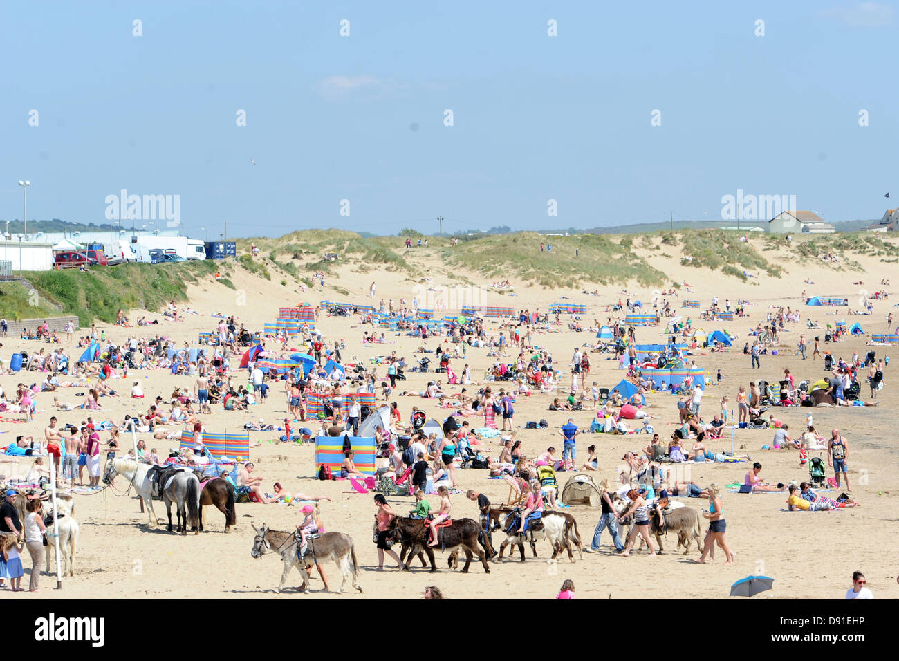 Porthcawl Strand, Süd-Wales, UK. 8. Juni 2013. Das heiße Wetter zieht Massen an Porthcawl Strand in Süd-Wales auf einer der heißesten Tage des Jahres.   Bildnachweis: Matthew Horwood/Alamy Live-Nachrichten Stockfoto