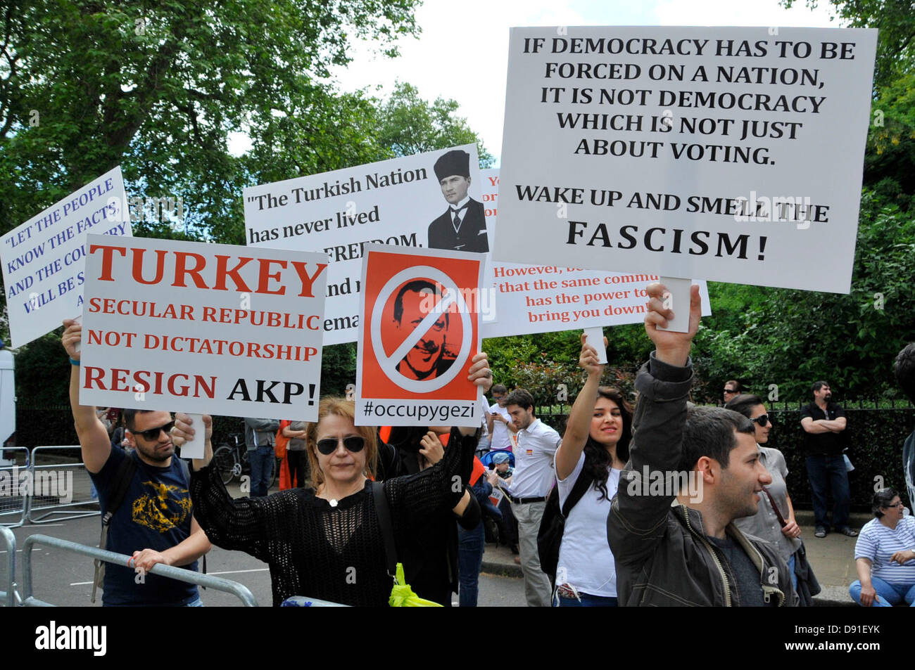 London, UK. 8. Juni 2013. Rund 300 Mitglieder der türkischen Gemeinschaft Londons versammeln sich vor der türkischen Botschaft Solidarität Protest für die Aktivisten in Taksim Gezi-Park, Türkei zu halten. Bildnachweis: Pete Maclaine/Alamy Live-Nachrichten Stockfoto