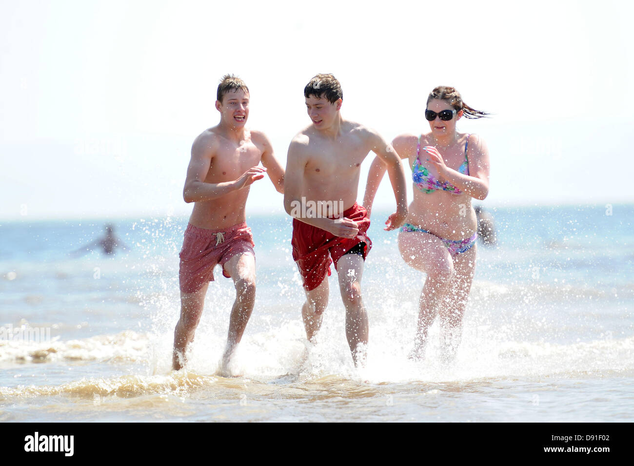 Porthcawl, South Wales, UK 8. Juni 2013.   Das heiße Wetter zieht Massen an Porthcawl Strand in Süd-Wales auf einer der heißesten Tage des Jahres.   Bildnachweis: Matthew Horwood/Alamy Live-Nachrichten Stockfoto