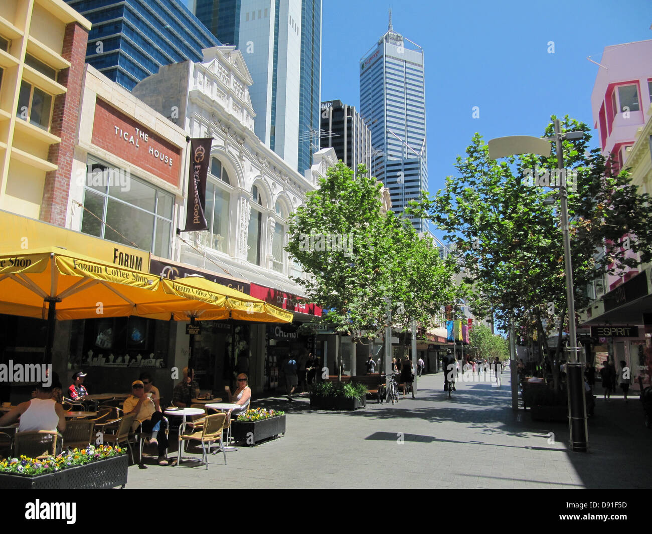 Perth liegt in Western Australia und ist eine pulsierende Stadt, die für ihre moderne Architektur, Cafés und Einkaufsviertel bekannt ist. Die Stadt bietet eine Mischung aus urbanen und natürlichen Attraktionen, was sie zu einem beliebten Reiseziel macht. Stockfoto