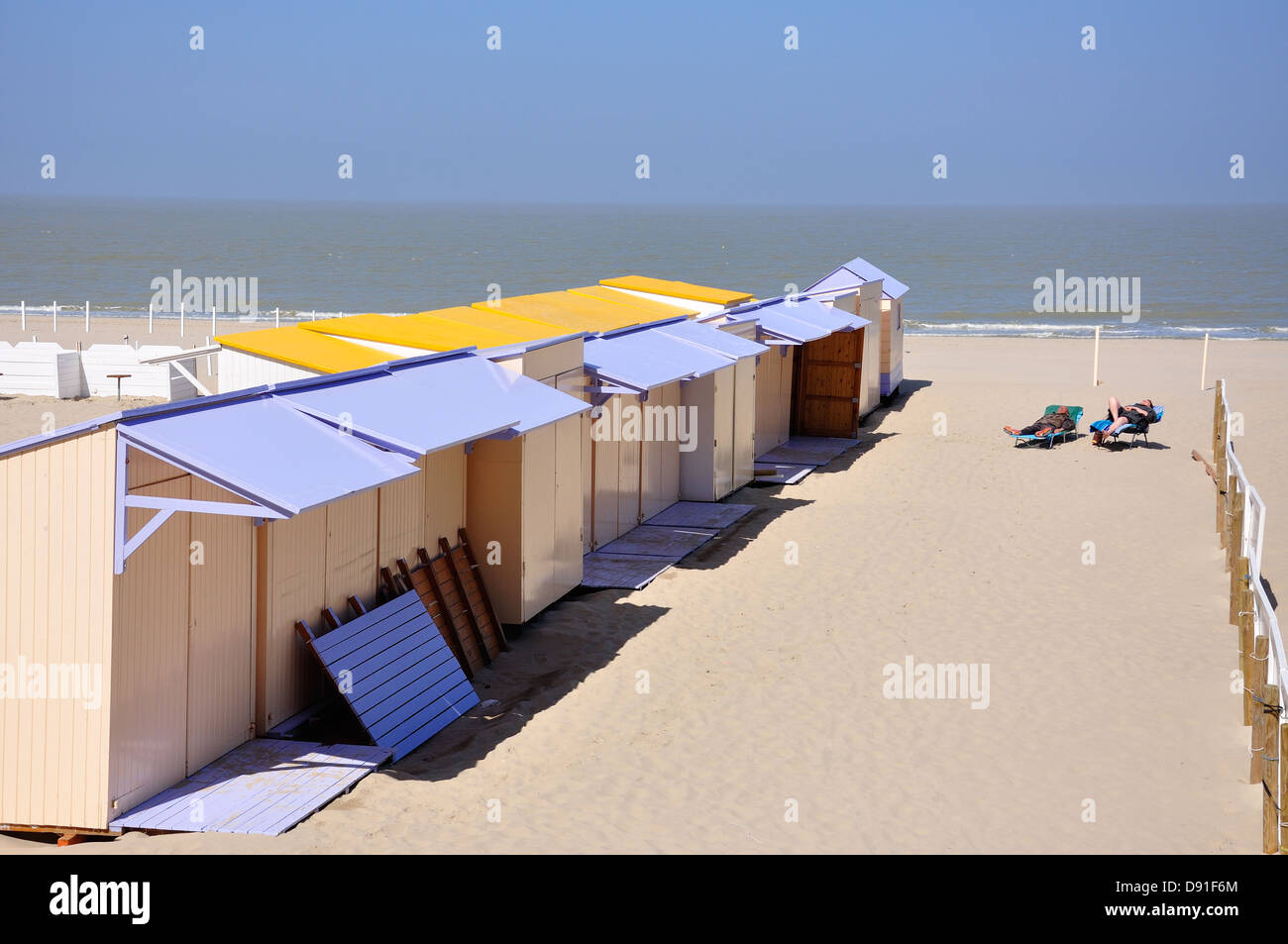 Reihen von Strandhütten am Strand von Blankenberge, Blankenberge, Provinz West-Flandern, Flandern, Belgien Stockfoto