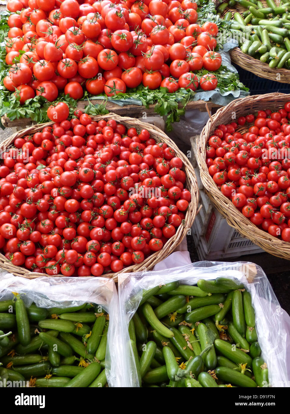 Essen Gemüse Tomaten Gurken rot grün Stockfoto