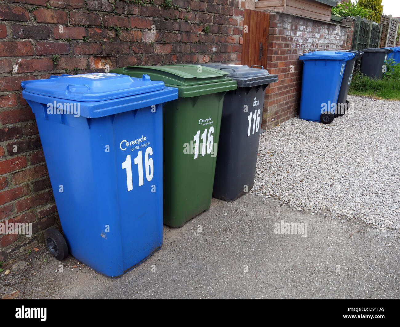 Die vielen Wheelie-Behälter grau jetzt erforderlich für Haushalte in England, UK blau für Abfallrecycling, grünen Garten, Rest Stockfoto