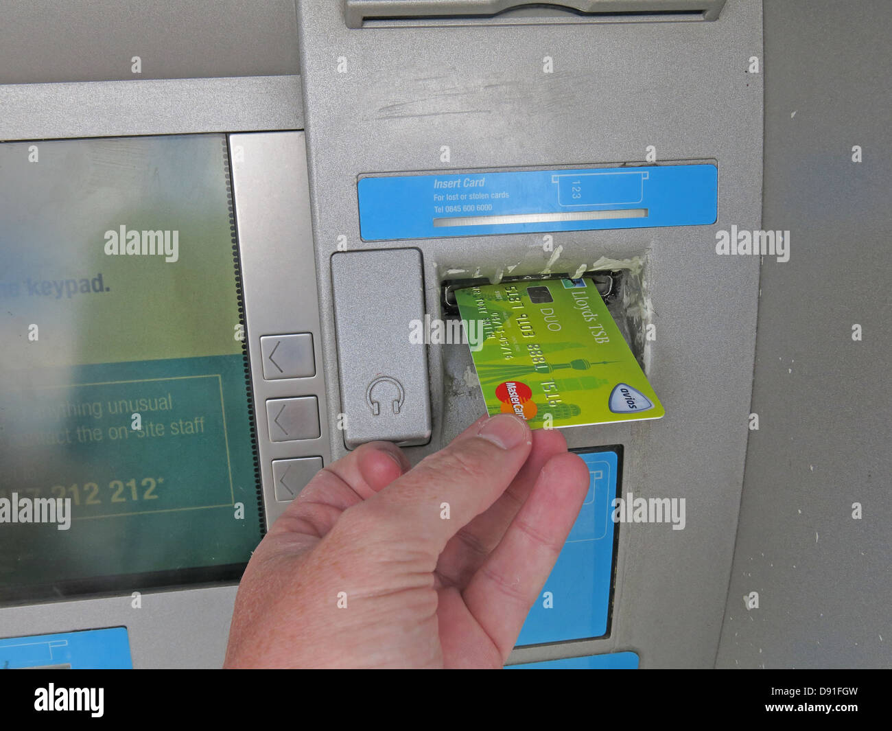 Ein Co-op-Geldautomat Inbetriebnahme eine grüne Lloyds Avios Kontokarte Stockfoto