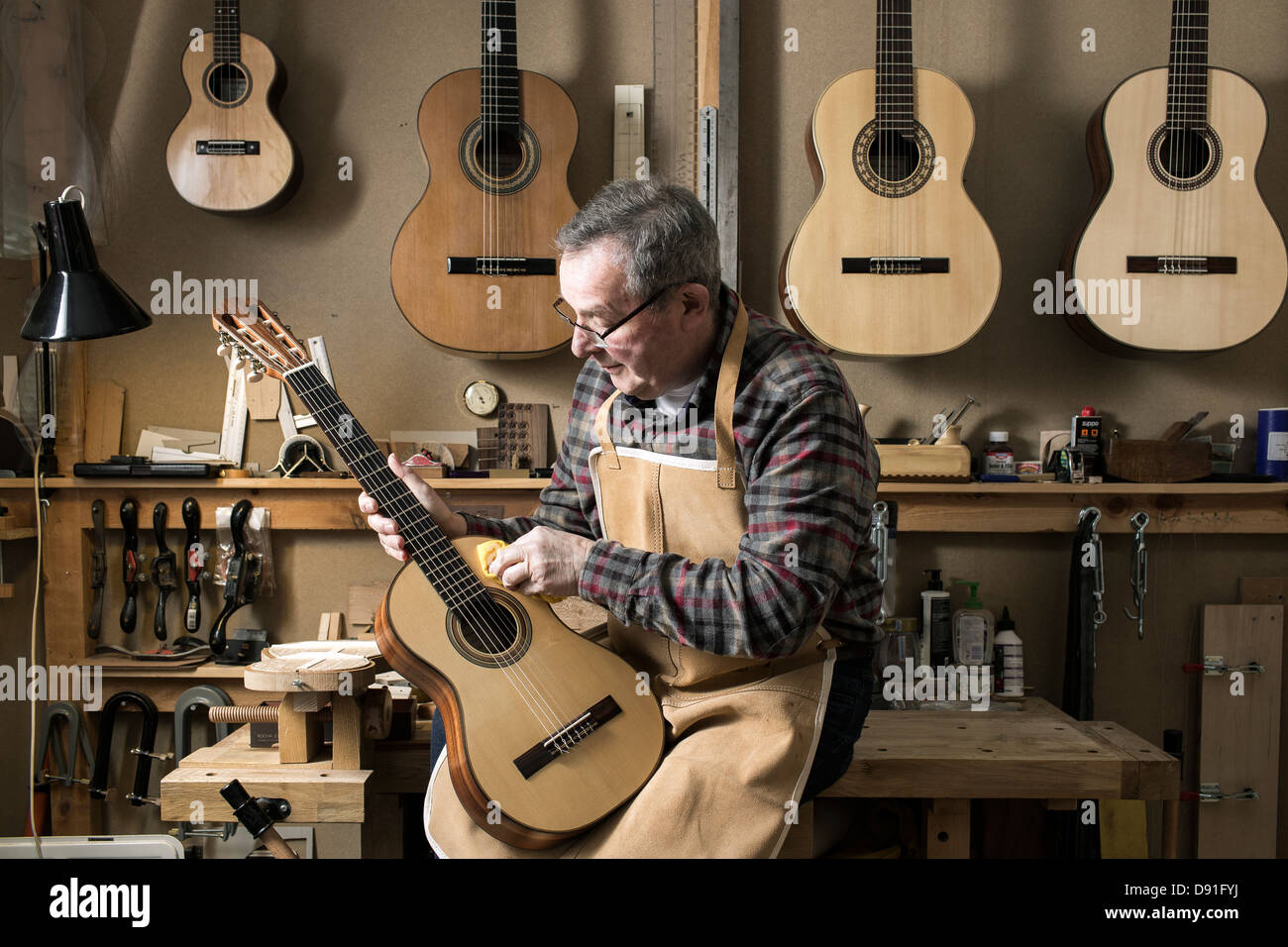 Gitarrenbauer Veredelung Akustikgitarre in Werkstatt Stockfoto