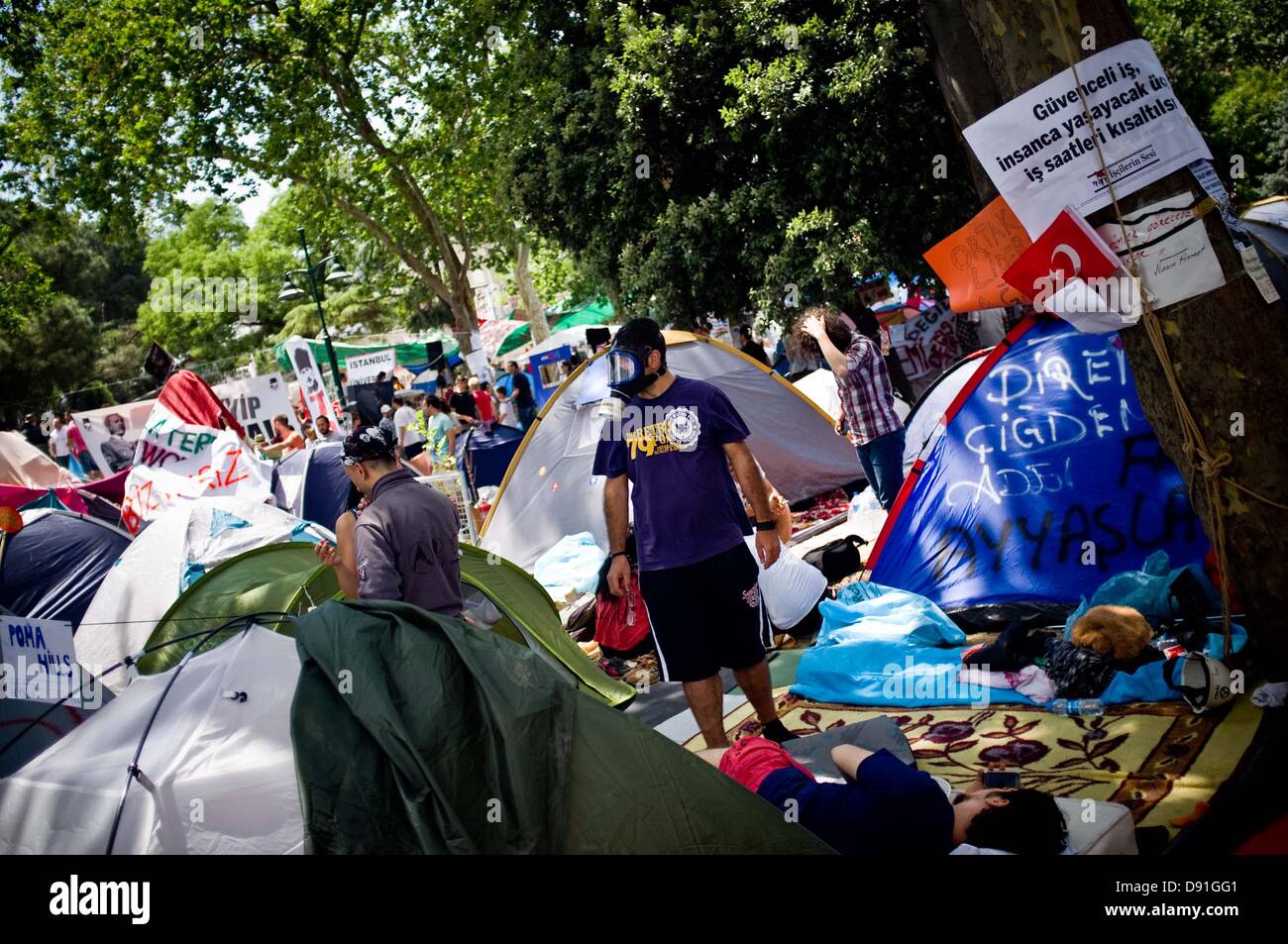 Istanbul, Türkei. 8. Juni 2013. Ein Mann mit einem Anti-Gasmaske mitten in das Lager der Gazi Park. Für mehrere Tage ist das Leben im Lager von Gazi Park in Istanbul verbracht, seit Beginn der Proteste gegen übermäßige polizeiliche Maßnahmen gegen protestierende Kahlschlag der Bäume. Bildnachweis: Jordi Boixareu/Alamy Live-Nachrichten Stockfoto