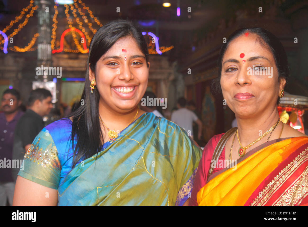Singapore Little India, Serangoon Road, Sri Veeramakaliamman Temple, Hindu, bindi, Tamil, bindi, Red dot, sari, Saree, tragend, asiatische Frau weibliche Frauen, Sing1302 Stockfoto