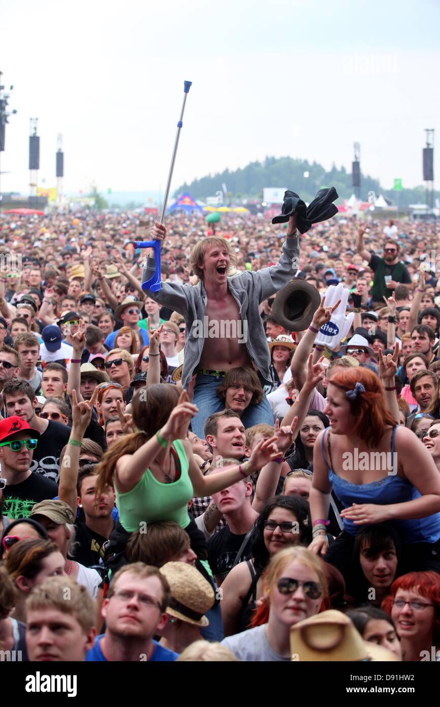 Publikum jubeln während des Konzerts der US Rock band Papa Roach vor der grossen Bühne des rock Festival "Rock am Ring" in Nuerburg, Deutschland, 8. Juni 2013. Tickets für die dreitägige Veranstaltung waren längst ausverkauft. Foto: THOMAS FREY Stockfoto