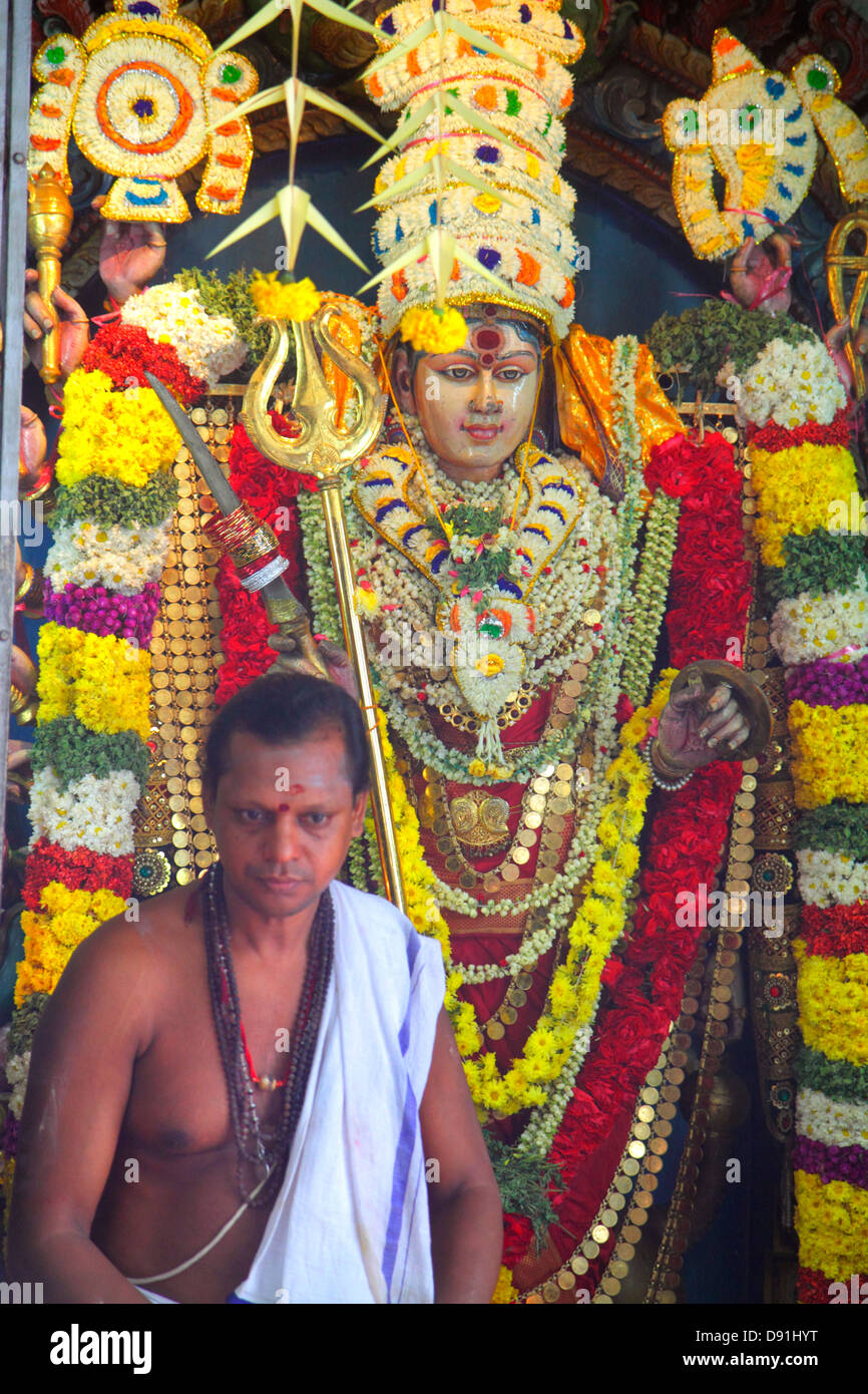 Singapore Little India, Serangoon Road, Sri Veeramakaliamman Temple, Hindu, bindi, Tamil, Asian man men Male, pujari, archaka, Priest, Ritual, shrine, Sing1302030 Stockfoto