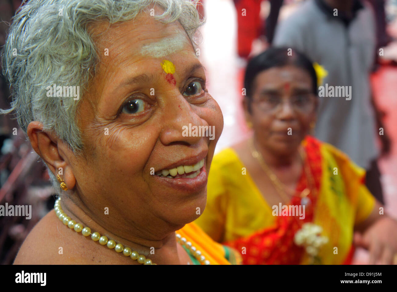 Singapore Little India, Serangoon Road, Sri Veeramakaliamman Temple, Hindu, bindi, Tamil, asiatische Frau weibliche Frauen, ältere Senioren Bürger, bindi, Sünde Stockfoto