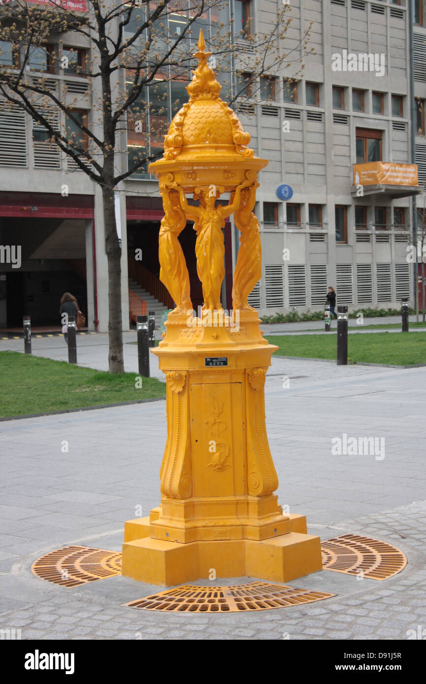 Paris, Wallace-Brunnen auf dem Campus von Paris Université VII Denis-Diderot. Stockfoto