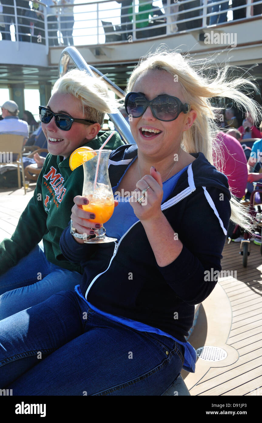 "Sail away" Party an Bord P & O Azura Kreuzfahrtschiff, Saint Peter Port, Guernsey, Vogtei Guernsey, Channel Islands Stockfoto