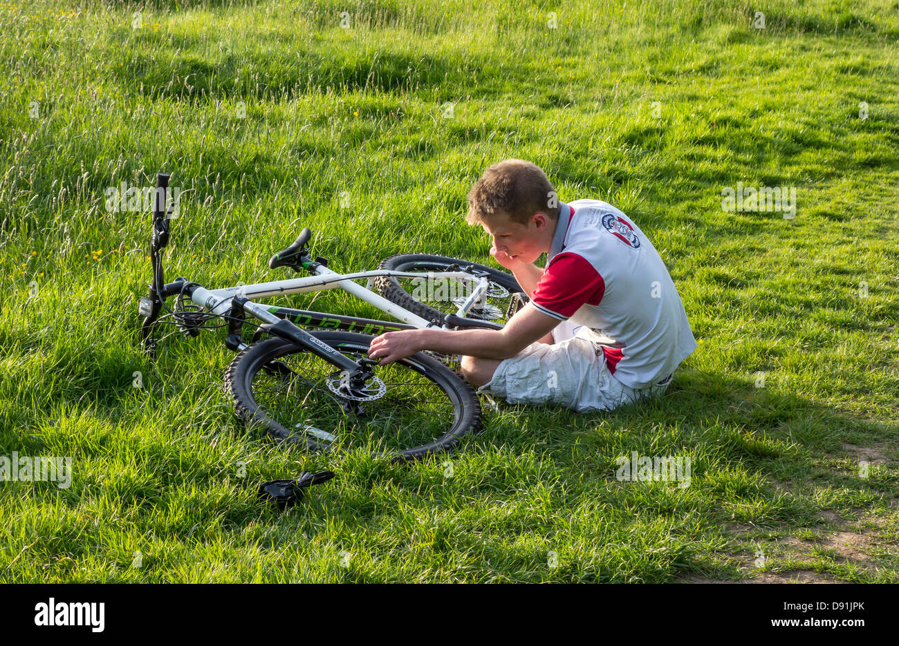 Junge, Jugend, ausbessern, Reparatur Fahrrad Fahrrad Stockfoto