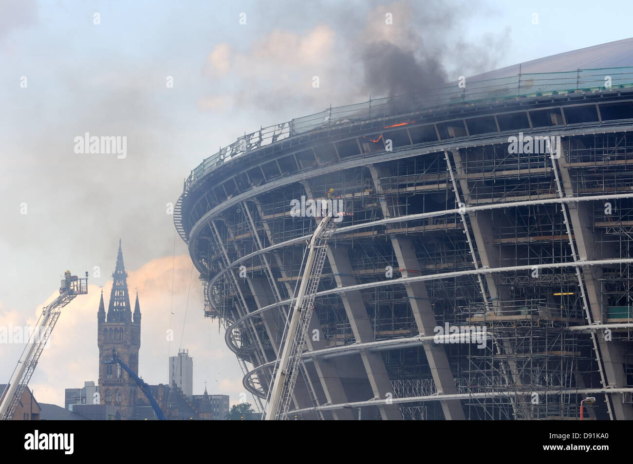 Hydro, Glasgow, Schottland, Großbritannien. 8. Juni 2013. Feuer braucht einen festen Halt in der unvollendeten Wasserkraft Arena. Feuer Ausbreitung durch die oberen Etagen vor der schnellen Aktion der schottischen Feuerwehr den Brand unter Kontrolle gebracht. Bereits gab es Zweifel über das Projekt rechtzeitig vor diesem unbestrittenen Rückschlag fertig. © Douglas Carr/Alamy Live News Bildnachweis: Douglas Carr/Alamy Live-Nachrichten Stockfoto