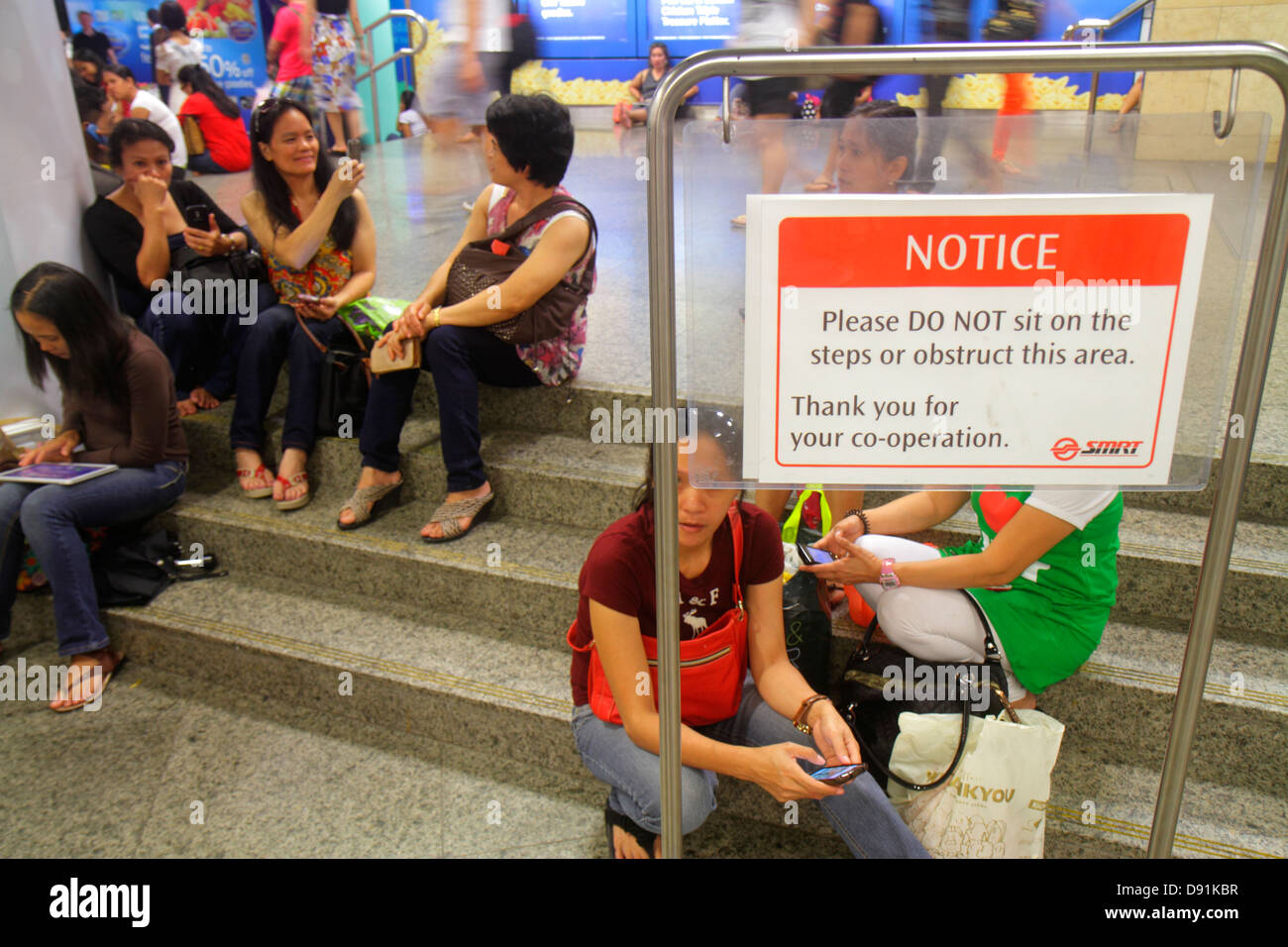 Singapur Orchard MRT Station, Nord-Süd-Linie, U-Bahn-Zug, Fahrer, Pendler, Zeichen, bemerken, nicht, ignoriert werden, Regeln brechen, verletzen, asiatische Frau FEM Stockfoto
