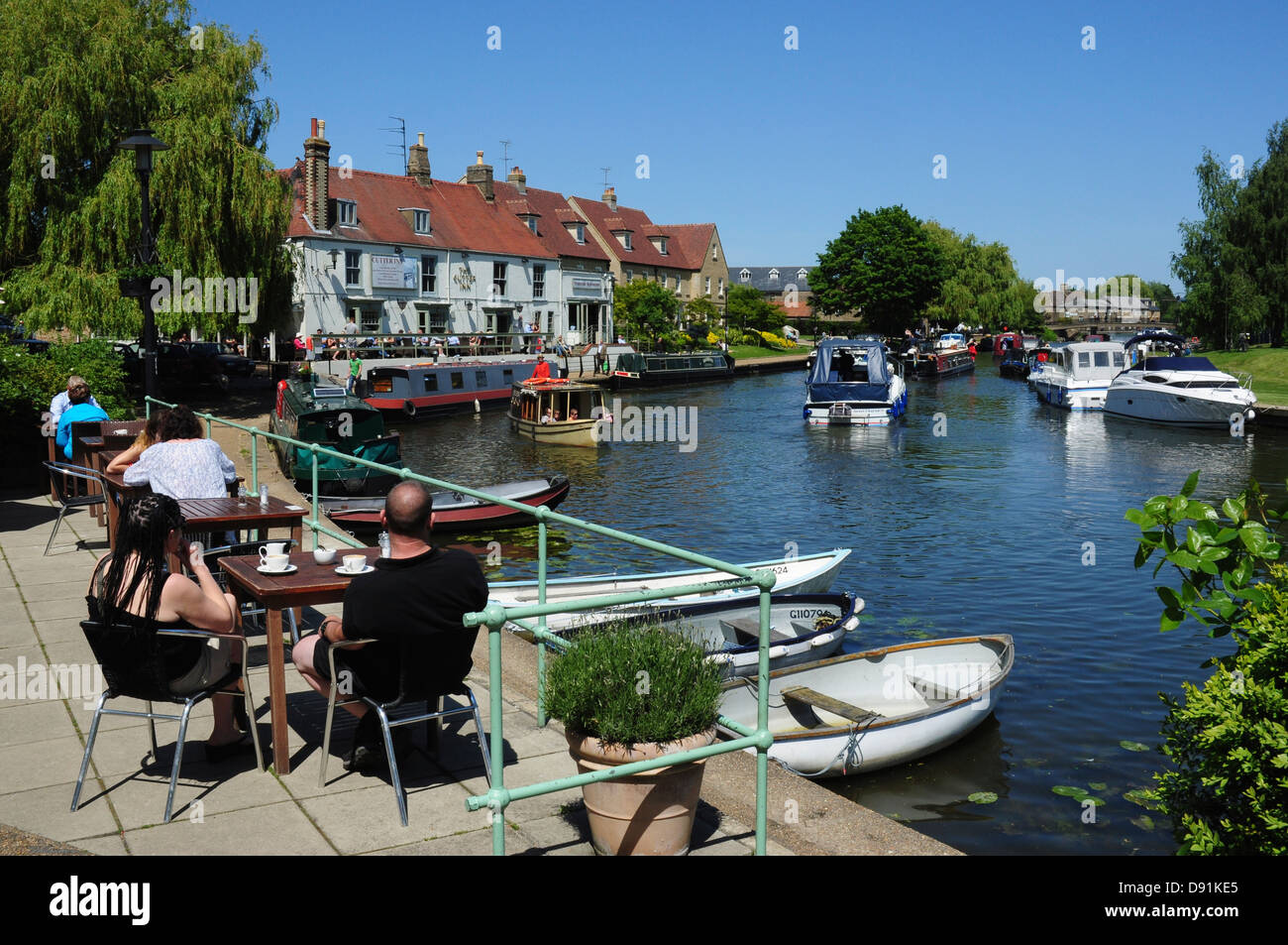 Entspannend und Bootfahren auf dem Great Ouse River, Ely, Cambridgeshire, England, Vereinigtes Königreich Stockfoto