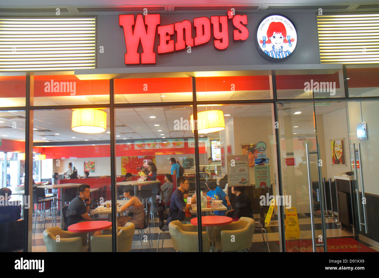 Singapore Kallang Road, Wendy's, Fast Food, Restaurant Restaurants Essen Essen Essen Cafe Cafés, Front, Eingang, asiatischer Mann Männer männlich, Frau weibliche Frauen, Sing130204 Stockfoto