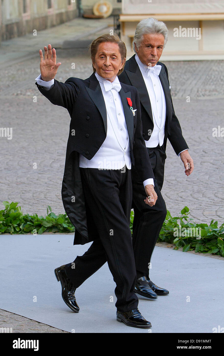 Stockholm, Schweden. 8. Juni 2013. Stockholm, Schweden. 8. Juni 2013. Designer Valentino Garavani (R) und Giancarlo Giammetti, Ehrenpräsident des Modehauses Valentino kommen für die Hochzeit der schwedischen Prinzessin Madeleine und Chris O'Neill in der Kapelle des königlichen Palastes in Stockholm, Schweden, 8. Juni 2013. Foto: Albert Nieboer/Niederlande Stockfoto