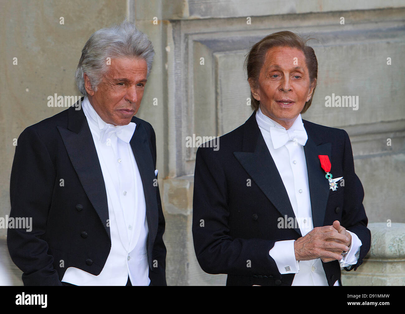 Stockholm, Schweden. 8. Juni 2013. Stockholm, Schweden. 8. Juni 2013. Designer Valentino Garavani (R) und Giancarlo Giammetti, Ehrenpräsident des Modehauses Valentino kommen für die Hochzeit der schwedischen Prinzessin Madeleine und Chris O'Neill in der Kapelle des königlichen Palastes in Stockholm, Schweden, 8. Juni 2013. Foto: Albert Nieboer/Niederlande Stockfoto