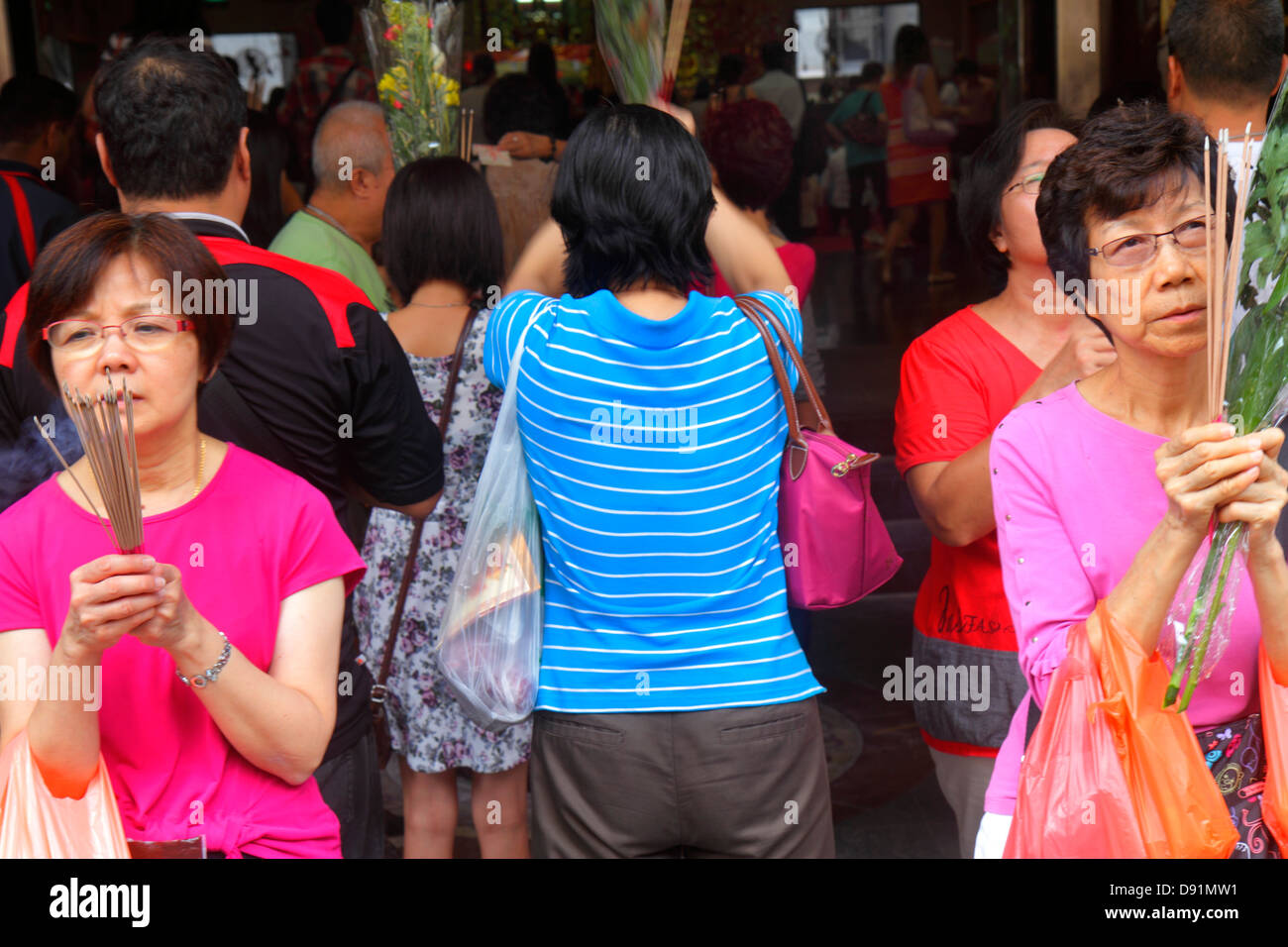 Singapur, Waterloo Street, Kwan im Thong Hood Cho Chinesischer Tempel, Weihrauch, Asiaten ethnische Einwanderer Minderheit, Erwachsene Erwachsene Erwachsene Frau Frauen FEM Stockfoto