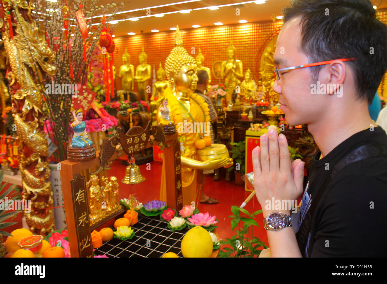 Singapur, Bugis, Fu Lu Shou Komplex, Einkaufszentrum, Daoist, buddhistische religiöse Utensilien, zum Verkauf, asiatischer Mann Männer männlich, beten, Schrein, Shopping Shopper s Stockfoto