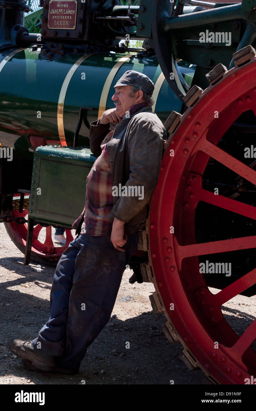 Hampshire, England, Vereinigtes Königreich. 8. Juni 2013. Der Steuermann einen Dampftraktor hat einen erholsamen Moment im zweiten Weltkrieg auf der Linie, eine Feier der Heimatfront des zweiten Weltkriegs an der Mitte Hants Brunnenkresse Eisenbahnlinie in Hampshire. Re-Enactment-Gesellschaften als Zivilisten verkleiden oder in allen militärischen Insignien wie Musik, Mode, Uniformen und Fahrzeuge der Epoche sind alle auf Display, mit einer Reihe von Dampf Züge bewegten Passagiere zu verschiedenen Stationen entlang der Strecke, die an der Veranstaltung teilgenommen. Bildnachweis: Patricia Phillips/Alamy Live-Nachrichten Stockfoto