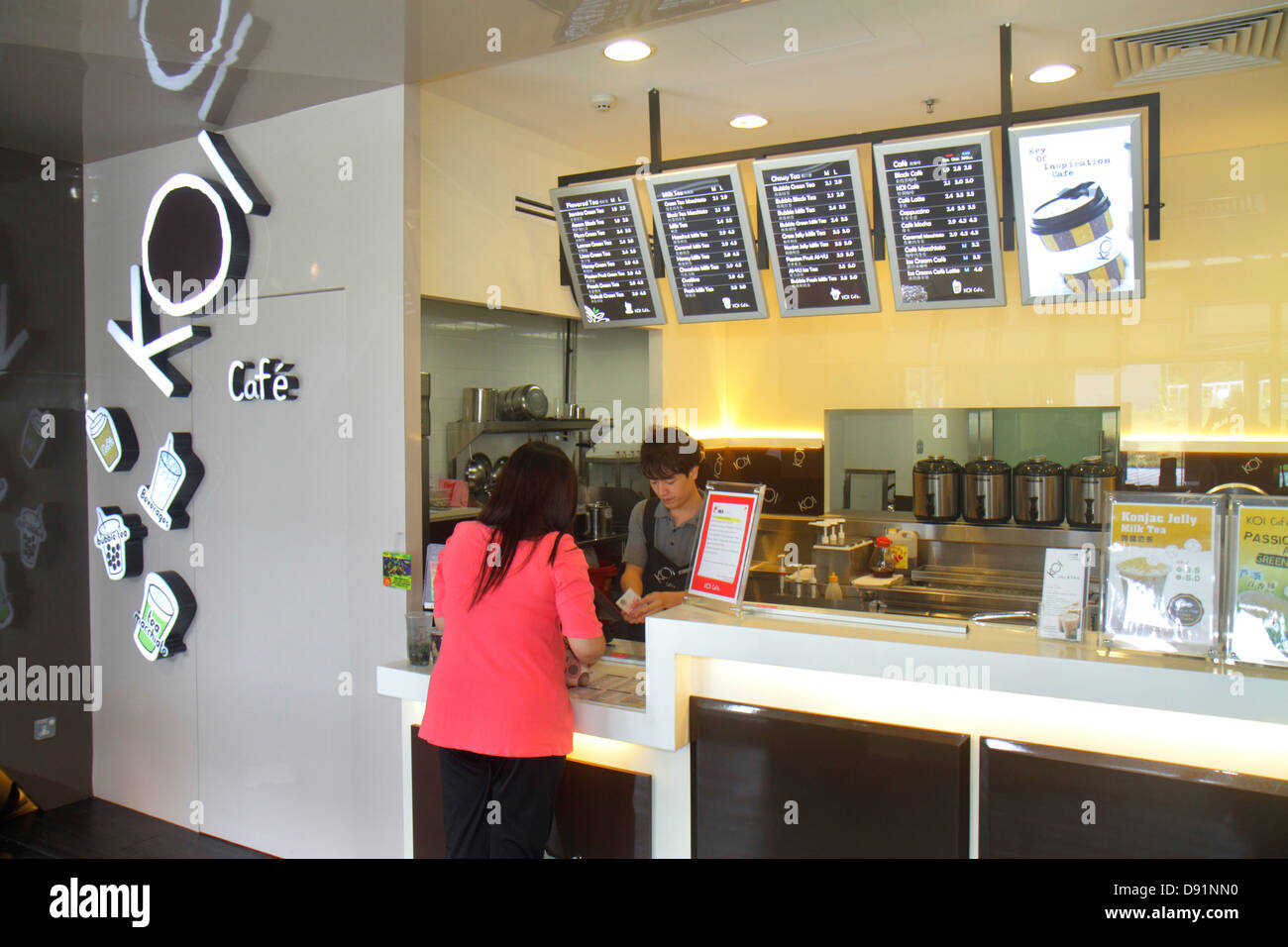 Singapur, Buona Vista, Koi Cafe, Theke, Kaffee, Barista, Menü, Asiaten Ethnische Immigranten Minderheit, Erwachsene Erwachsene Erwachsene Frau Frauen weibliche Dame, Kunde Stockfoto
