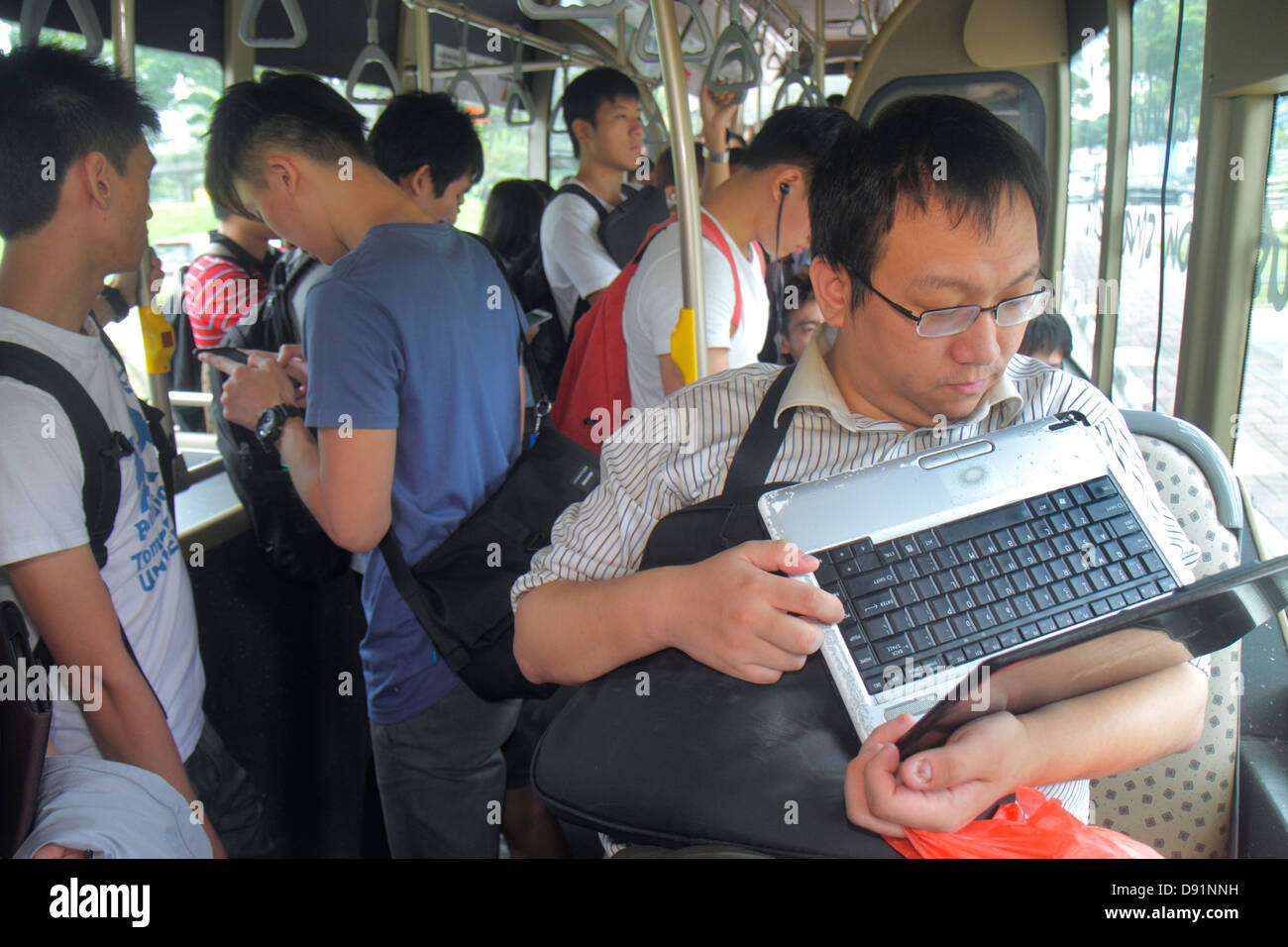 Singapur, National University of Singapore, NUS, Schule, kostenlos, Shuttle, Bus, Coach, Studenten Bildung Schüler Schüler, Asiaten ethnischen Einwanderer imm Stockfoto