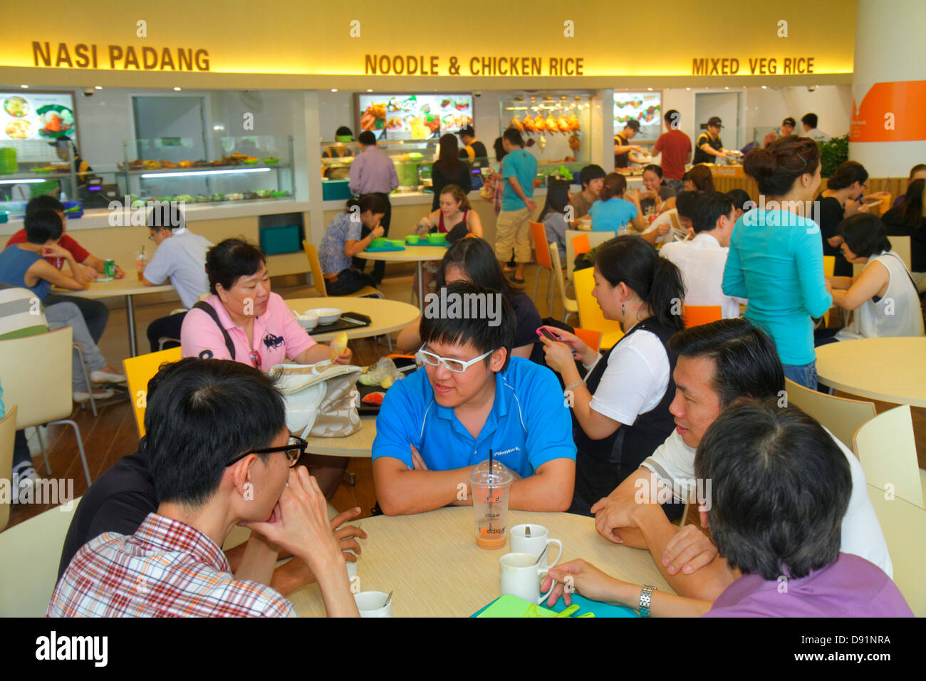 Singapore National University of Singapore NUS, Universitätsstadt, Schule, Studenten Campus, asiatischer Mann Männer, Frau Frauen, Food Court plaza, c Stockfoto