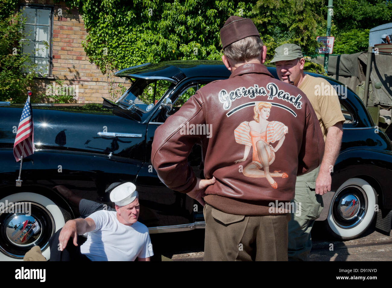 Hampshire, England, Vereinigtes Königreich. 8. Juni 2013. Enthusiasten Kleid in amerikanischen historischen Kostümen im zweiten Weltkrieg auf der Linie, ein Re-Enactment ausgerechnet dem zweiten Weltkrieg feierte auf der Mitte Hants Brunnenkresse Bahnstrecke in Hampshire. Re-Enactment Gesellschaften dress in allen militärischen Insignien wie sind alle auf dem Display, mit einer Reihe von Dampf Eisenbahn Passagiere zu verschiedenen Stationen entlang der Strecke, die an der Veranstaltung teilgenommen, Musik, Leben auf der Heimatfront und Fahrzeuge der Epoche. Bildnachweis: Patricia Phillips/Alamy Live-Nachrichten Stockfoto