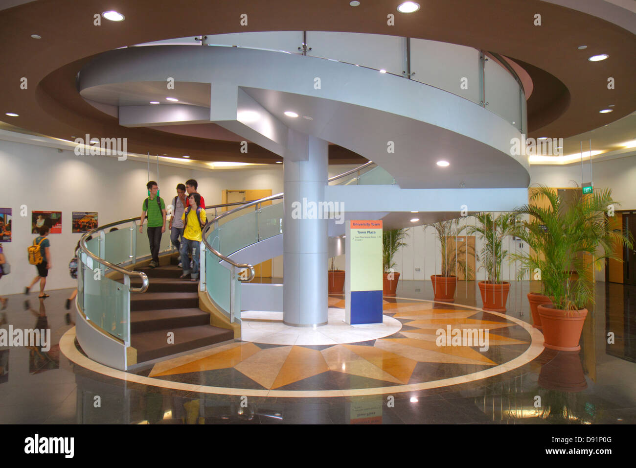 Singapur, National University of Singapore, NUS, University Town, Schule, Studenten, Campus, Town Plaza, asiatischer Mann, Männer, Wendeltreppe, innen Stockfoto