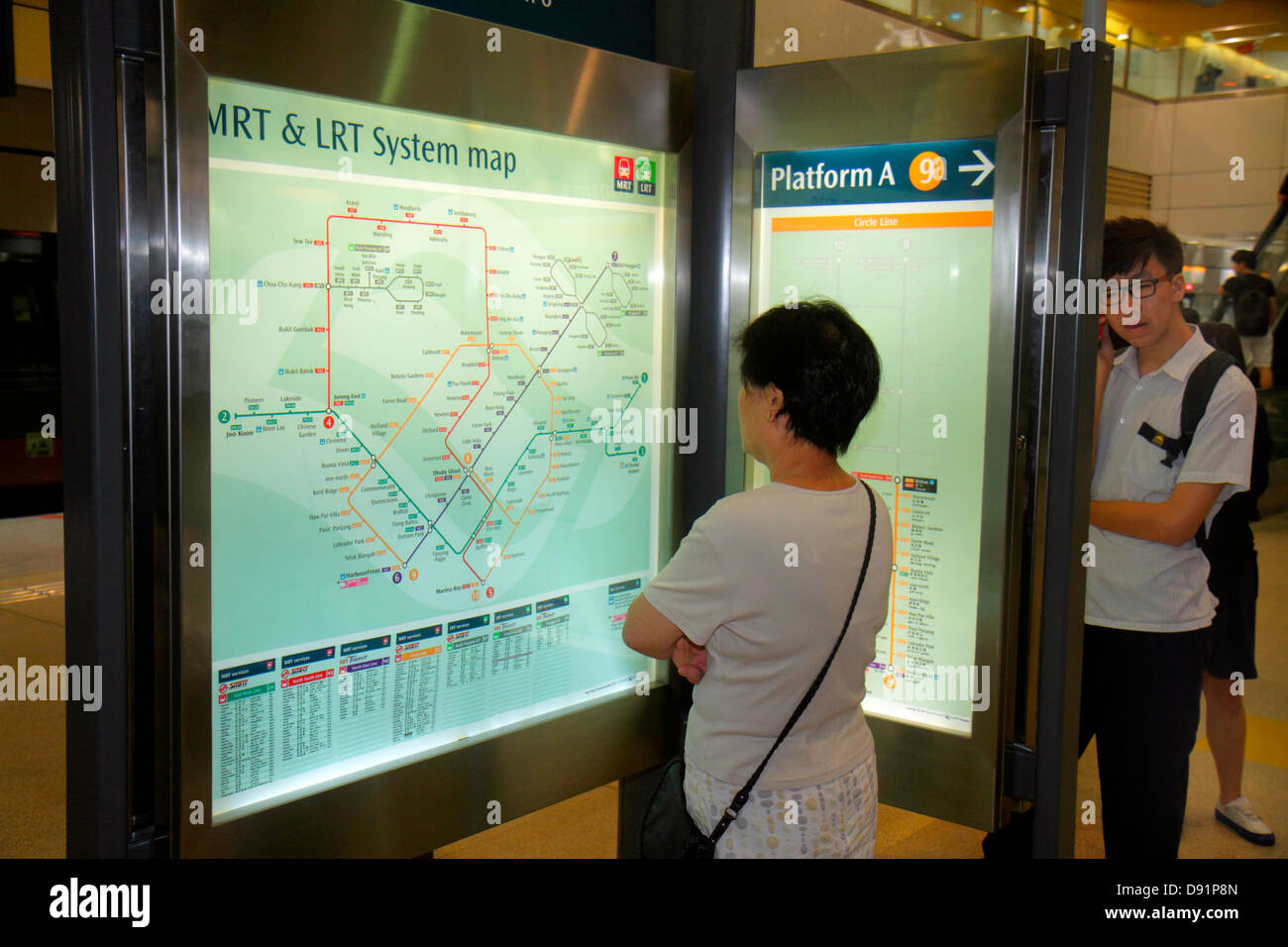 Singapur, Bishan MRT-Station, Circle Line, U-Bahn-Zug, öffentliche Verkehrsmittel, Fahrer, Pendler, Asiaten ethnischen Einwanderer Minderheit, Erwachsene ein Stockfoto