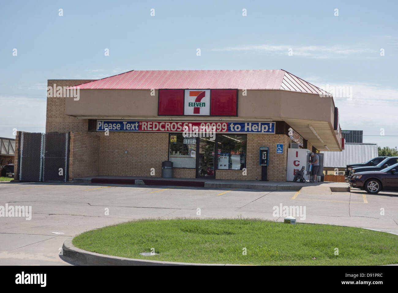 Ein 7-Eleven in Oklahoma trägt ein Zeichen für das Rote Kreuz in den Mai Tornados, die in Oklahoma, USA Struck zu leisten. Stockfoto