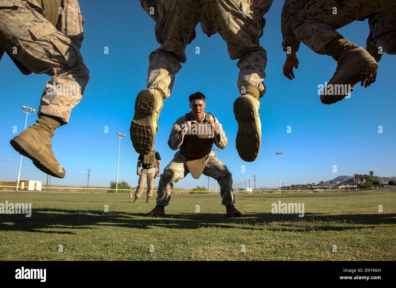 US-Marines mit dem 7. Marine Regiment führen einen Kumpel Aufwärmen Bewegung und Flexibilität Bohrer als Bestandteil einer Martial Arts Instructor Trainer Kurs 5. Juni 2013 in Twentynine Palms, CA. Stockfoto