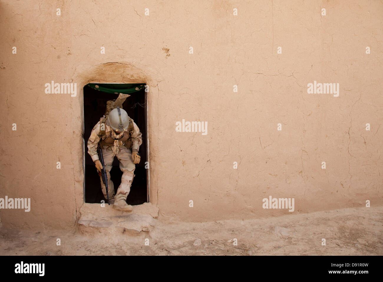 Ein Soldat der afghanischen nationalen Sicherheitskräfte löscht einer Verbindung während der Operation Alptraum 6. Juni 2013 das Dorf Nowzad, Afghanistan. Stockfoto