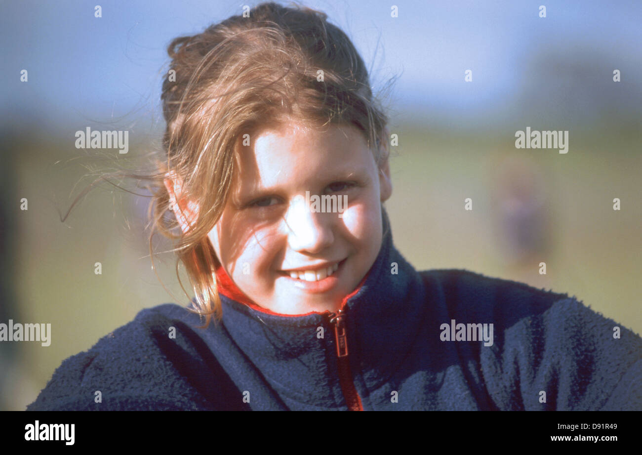 Teenager-Mädchen tragen Winter Fleece, Winkfield, Berkshire, England, Vereinigtes Königreich Stockfoto