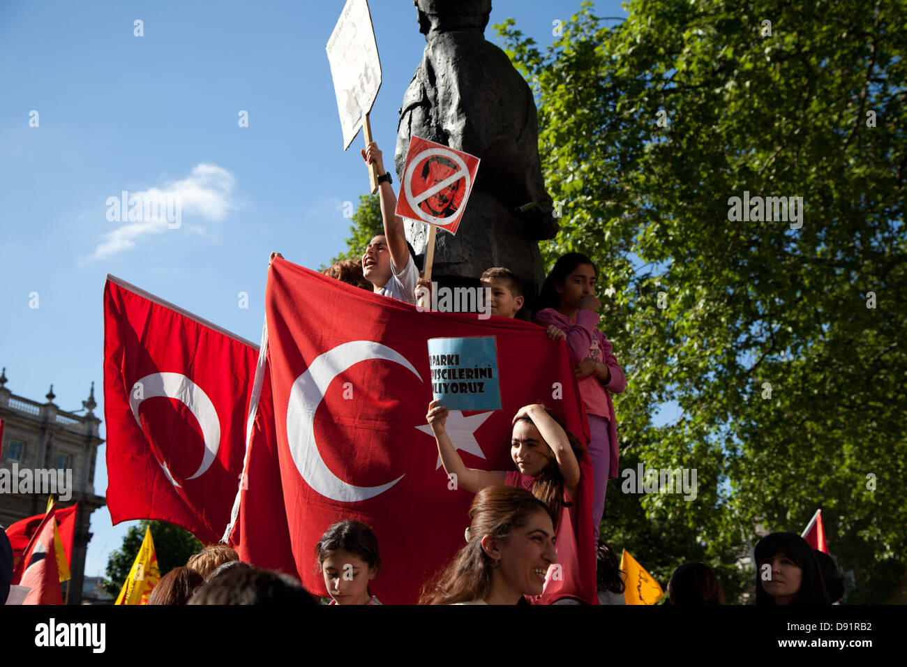 London, UK. Samstag, 8. Juni 2013 große Gruppe von türkischen Demonstranten versammelten sich außerhalb Downing Street, Unterstützung und Solidarität für die anhaltenden Proteste in der Türkei zu zeigen. Später zog sich der Protest auf dem Trafalgar Square. Bildnachweis: Nelson Pereira/Alamy Live News Stockfoto